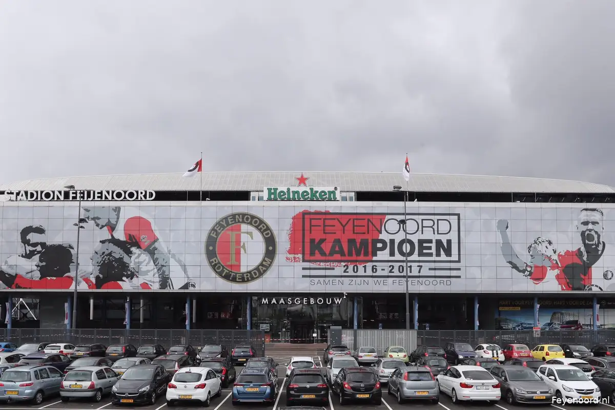 Kampioenslogo siert het Maasgebouw