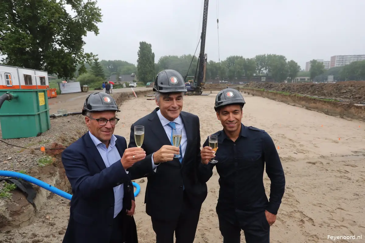 Van Bronckhorst slaat eerste paal nieuw trainingscomplex