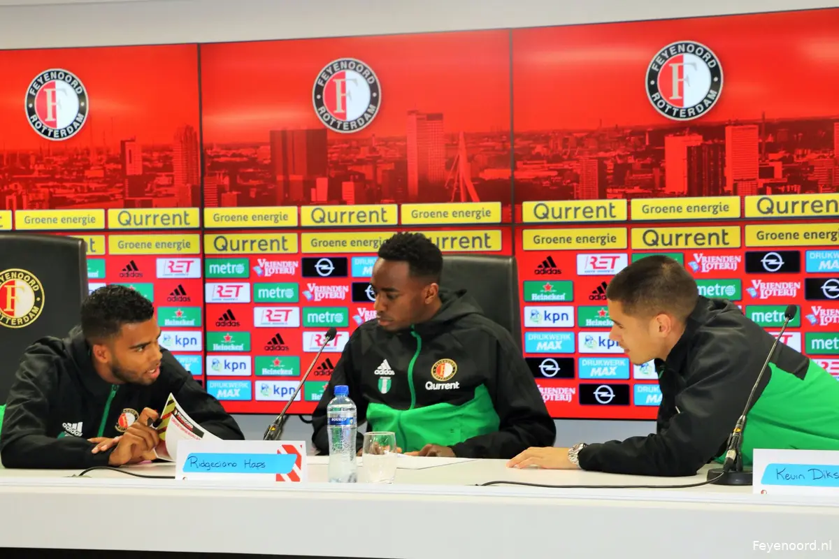 Deelnemers Feyenoord Soccer Camp leren aanwinsten kennen
