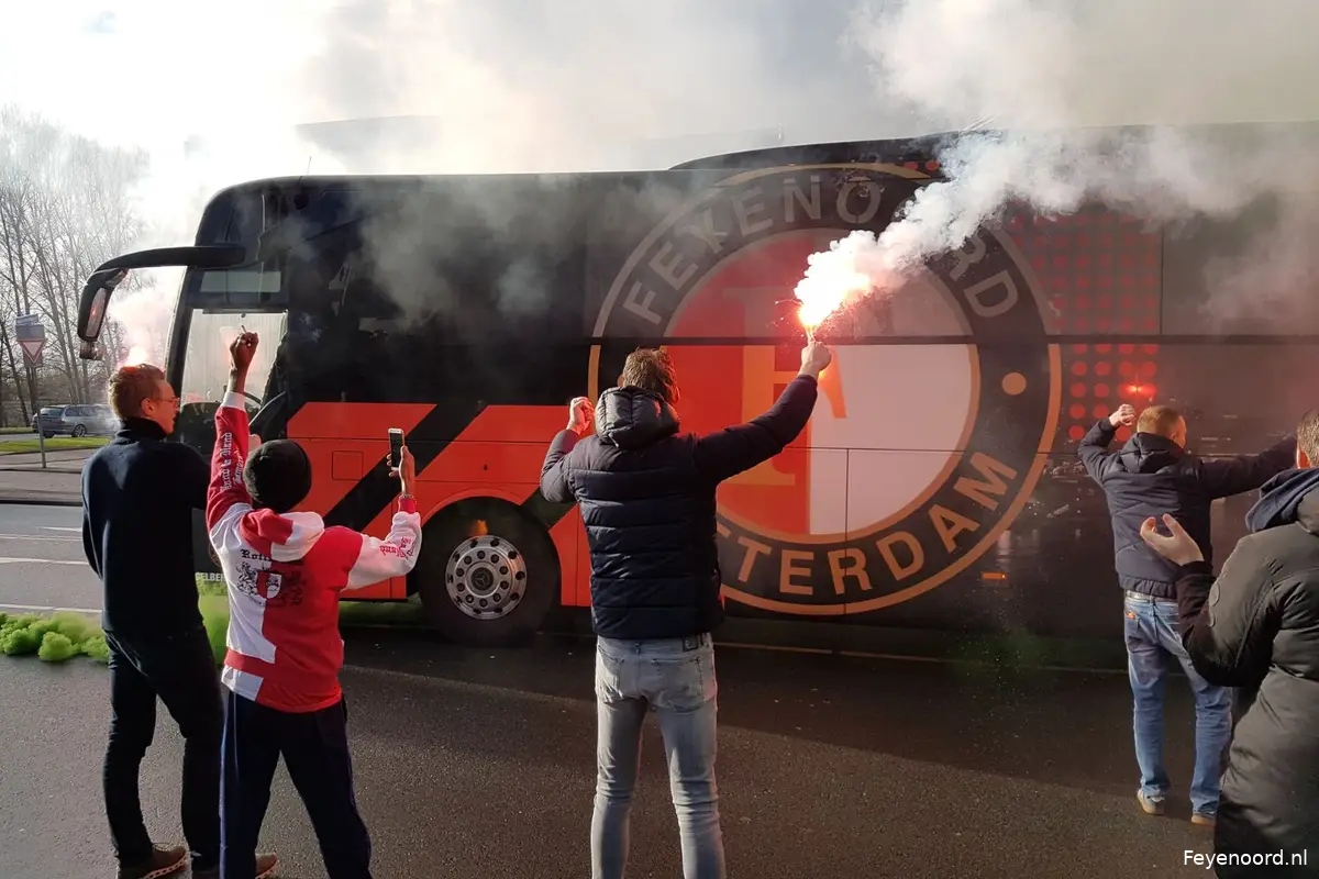Supporters zwaaien spelersbus uit met vuurwerk