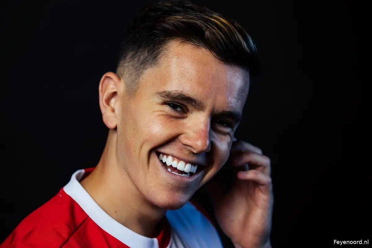 Middenvelder Liam Kelly van Reading naar Feyenoord