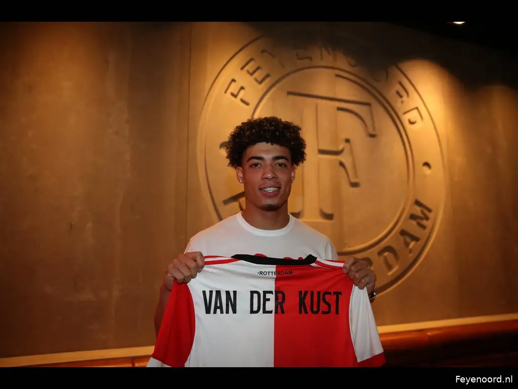 Van der Kust viert verjaardag met eerste contract