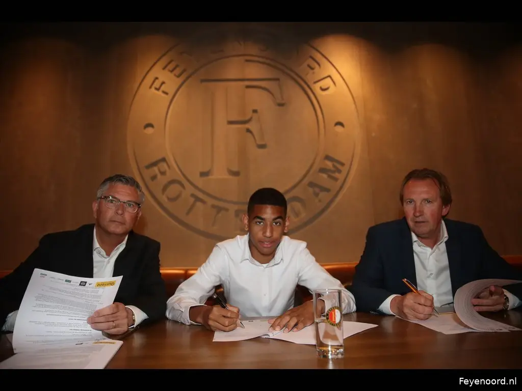 Eerste profcontract voor Jaron Vicario