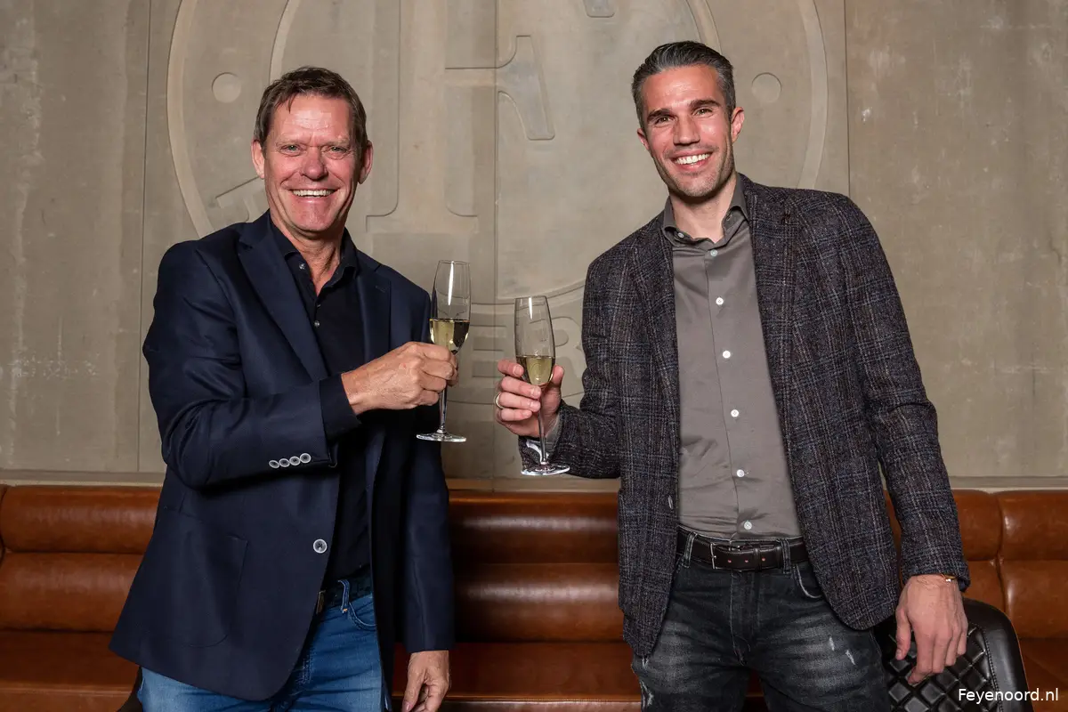 Robin van Persie officieel in dienst bij Feyenoord