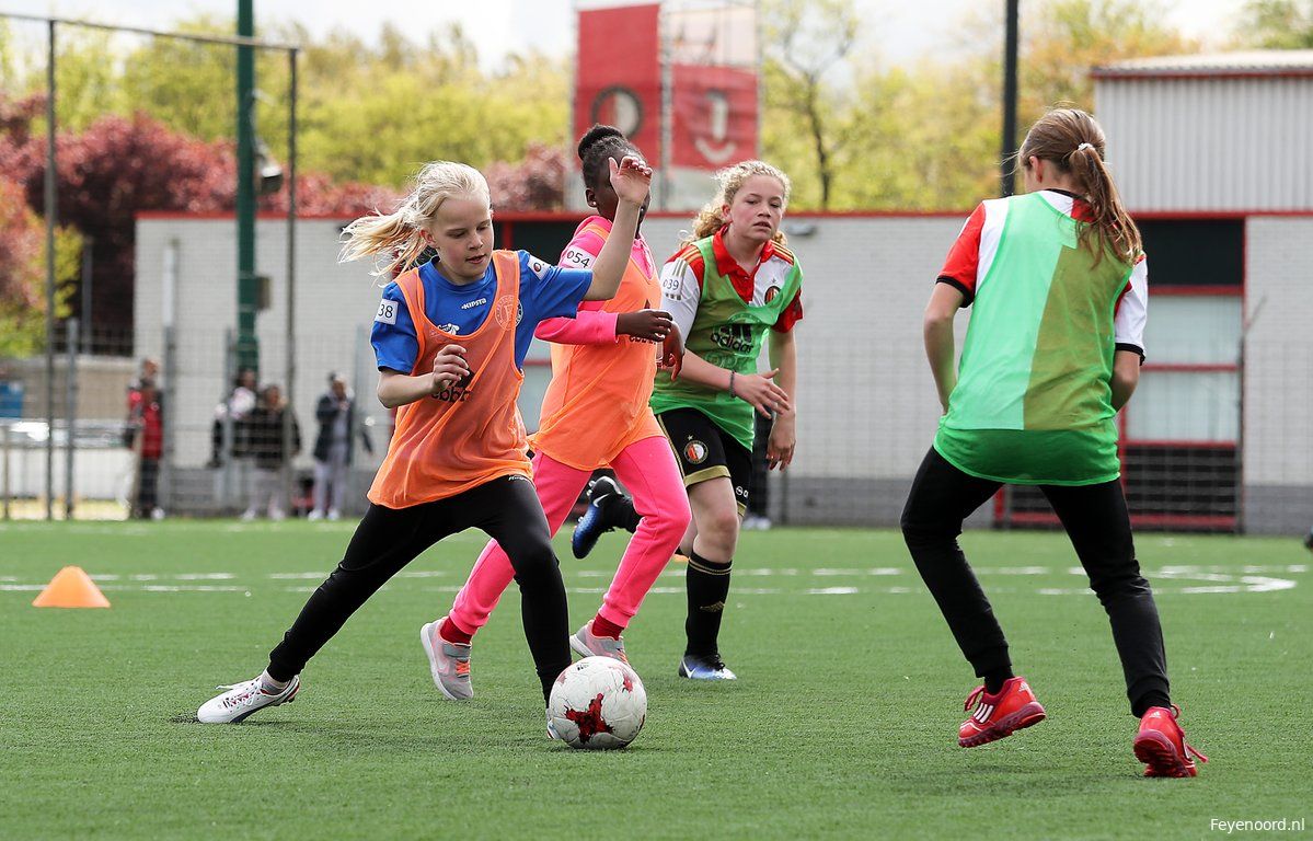 Feyenoord start met meisjesvoetbal