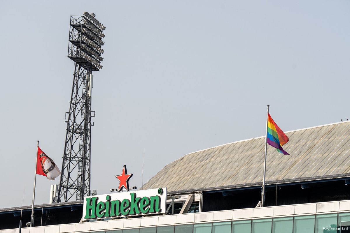 Feyenoord hijst de regenboogvlag bij De Kuip