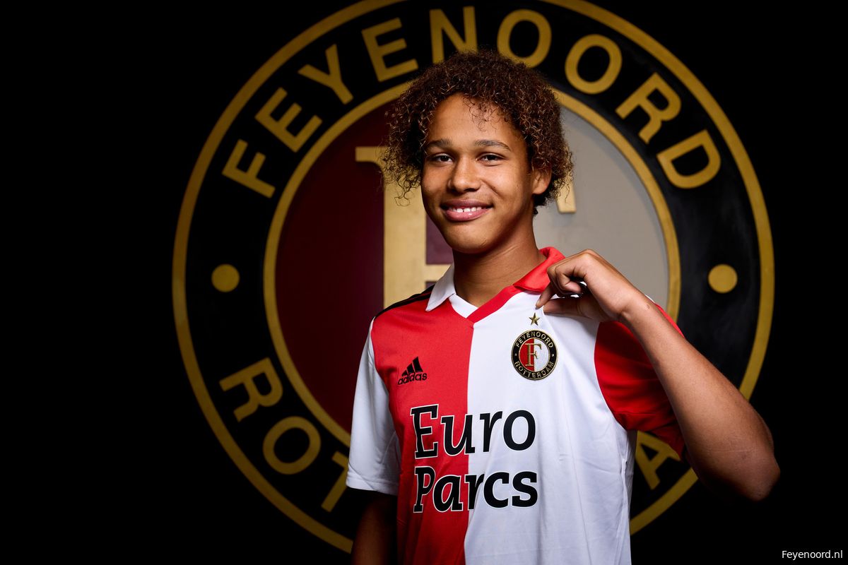 Feyenoord legt Academy-speler Thuto Mojanaga vast