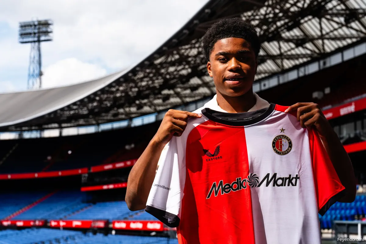 Feyenoord beloont Izu Onunta met eerste profcontract