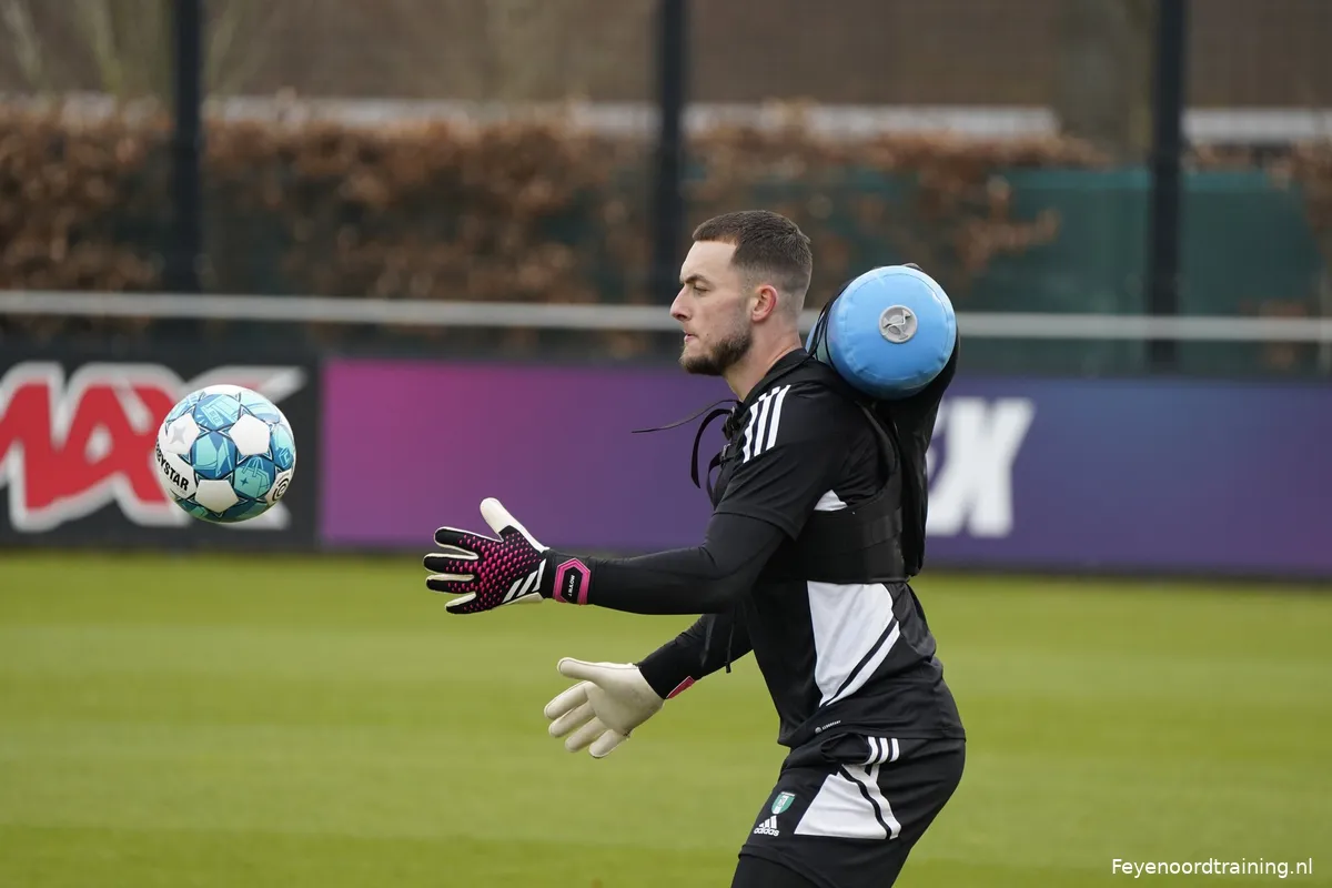 Bijlow meldt zich met keepershandschoenen op trainingsveld