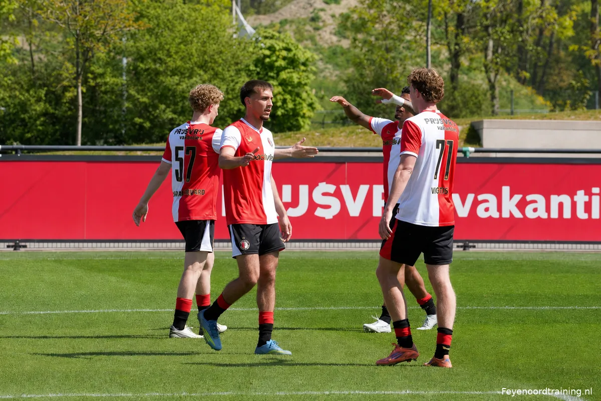 Spelers van Feyenoord Onder 21 vieren de belangrijke overwinning op Willem II O21 in de strijd om promotie naar de Tweede Divisie.