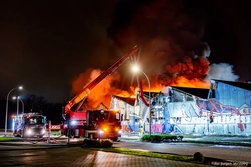 Van het pand blijft weinig over.