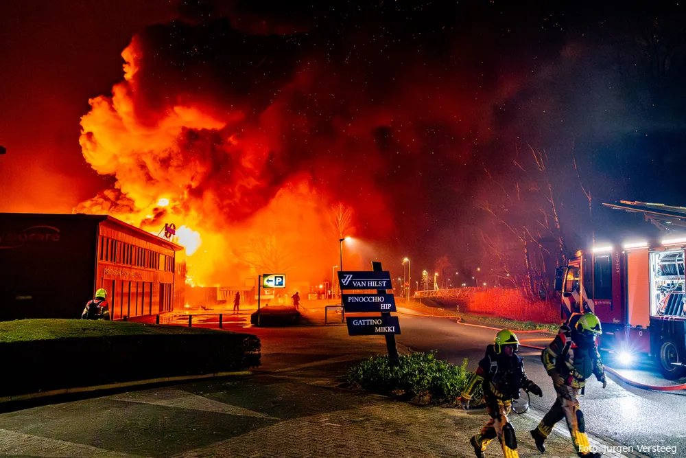 Van het pand blijft weinig over.