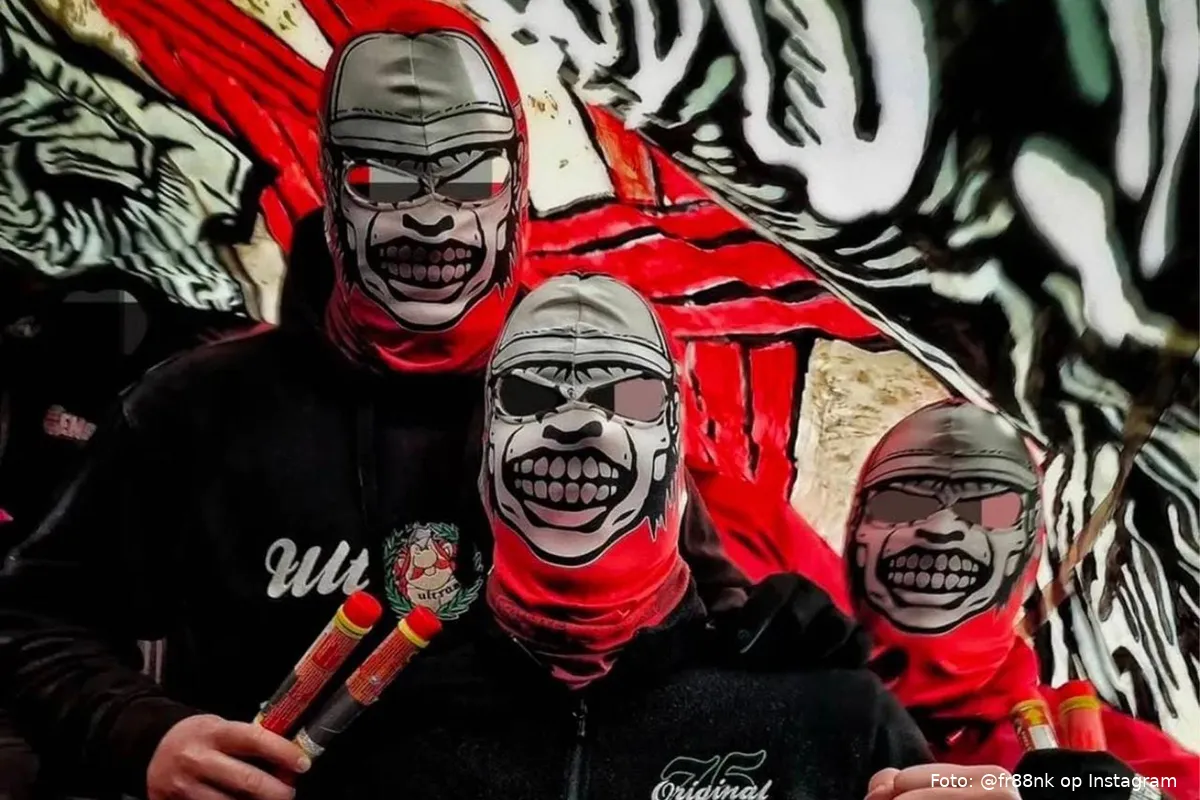 vak p supporters hooligans bivakmutsen onder spandoek vuurwerk fakkels malmo ff fc twente 2024 2025