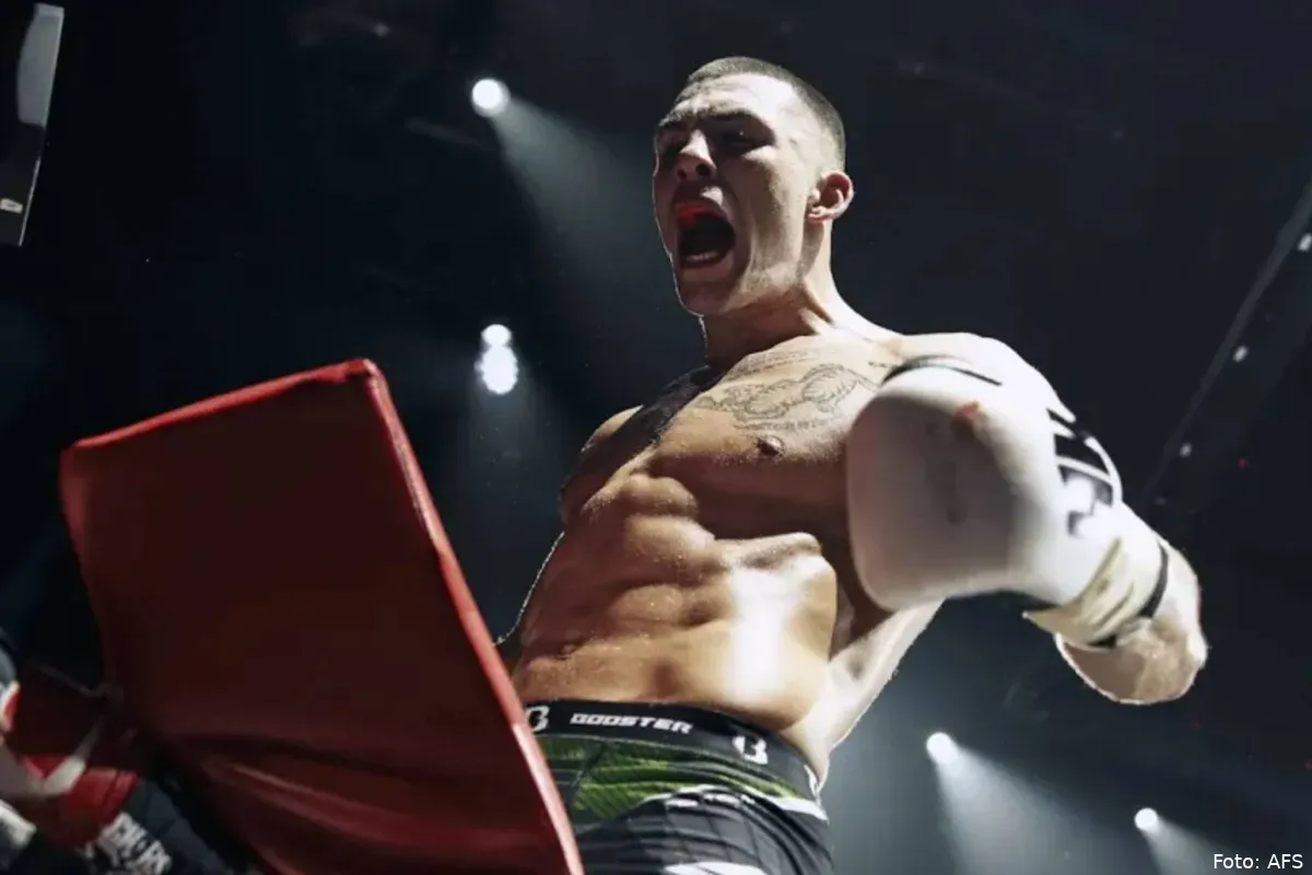 Vechtmachine Thian de Vries slaat Amerikaan onderuit in Japan en blijft ongeslagen