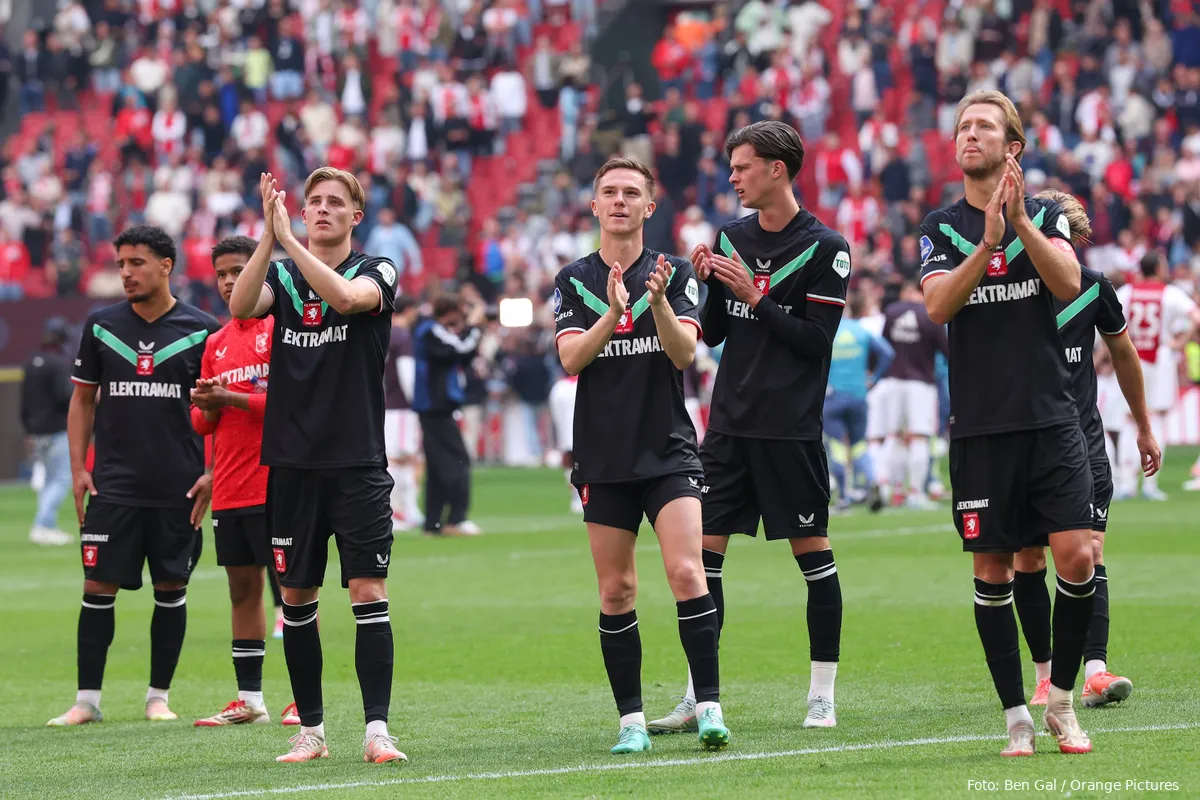 spelers klappen richting uitvak ajax fc twente 2024 2025
