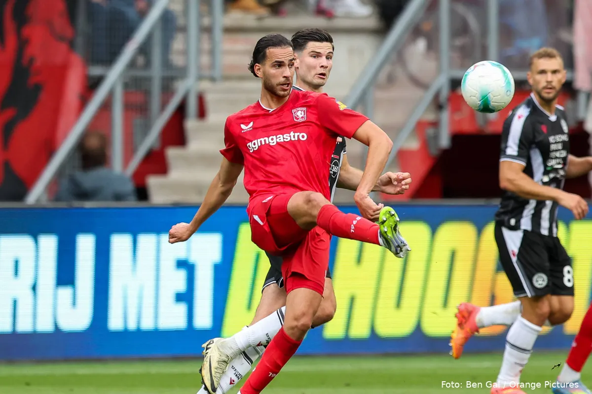 ramiz-zerrouki-ingezoomd-schopt-tegen-bal-fc-twente-udinese-oefenwedstrijd-2025-2026