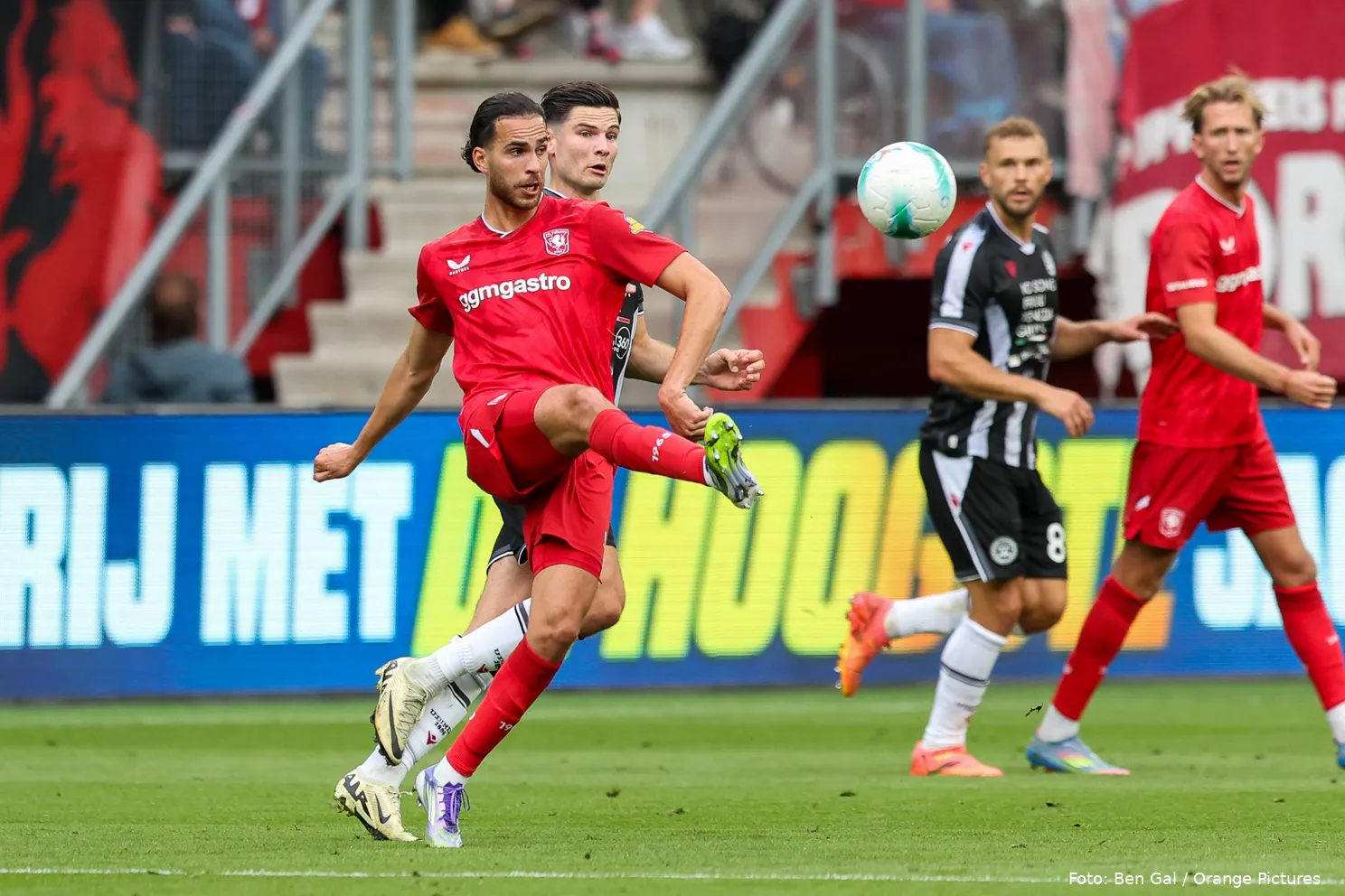 ramiz-zerrouki-schopt-tegen-bal-fc-twente-udinese-oefenwedstrijd-2025-2026