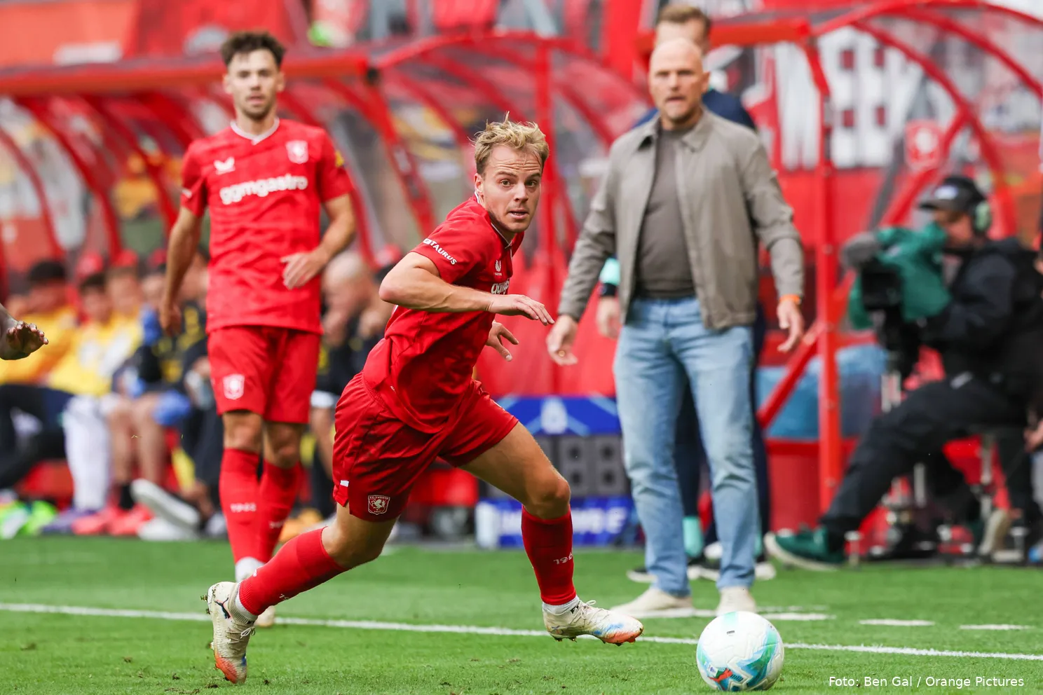 thomas-van-den-belt-rent-naar-bal-mitchell-van-bergen-joseph-oosting-in-achtergrond-fc-twente-udinese-2025-2026