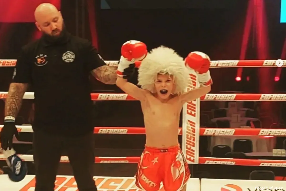 Emir 'Mini Khabib': 11-Jarig Kickbokswonder zet de vechtsportwereld op zijn kop