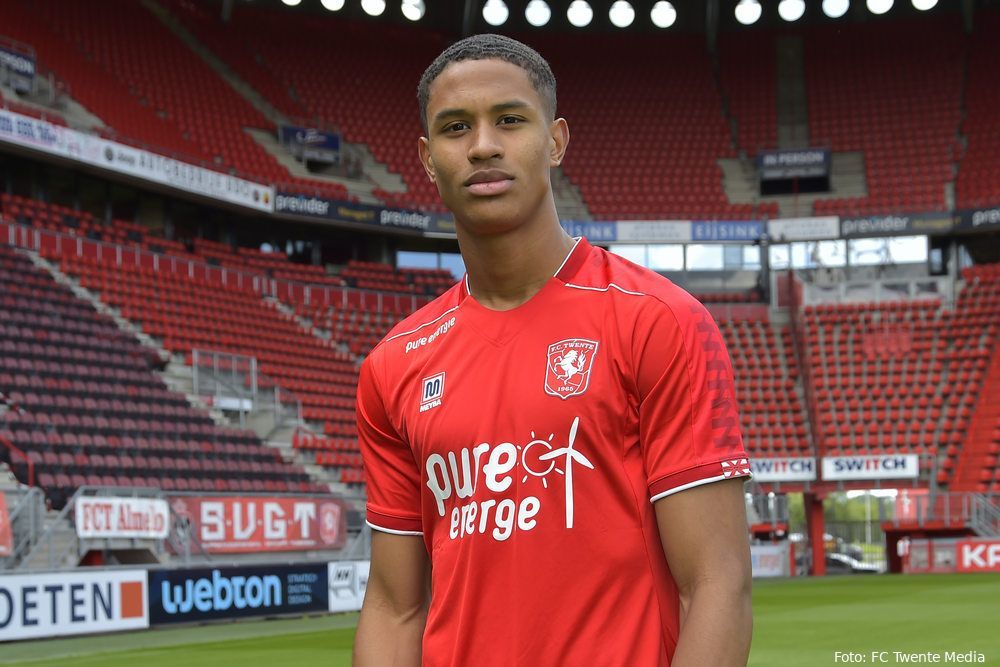 Video: Oosterwolde tekent contract bij FC Twente