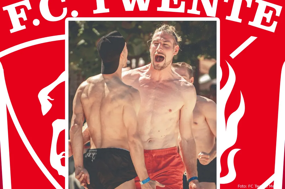 Foto's: Spelers tonen sixpacks tijdens potje beachvolley