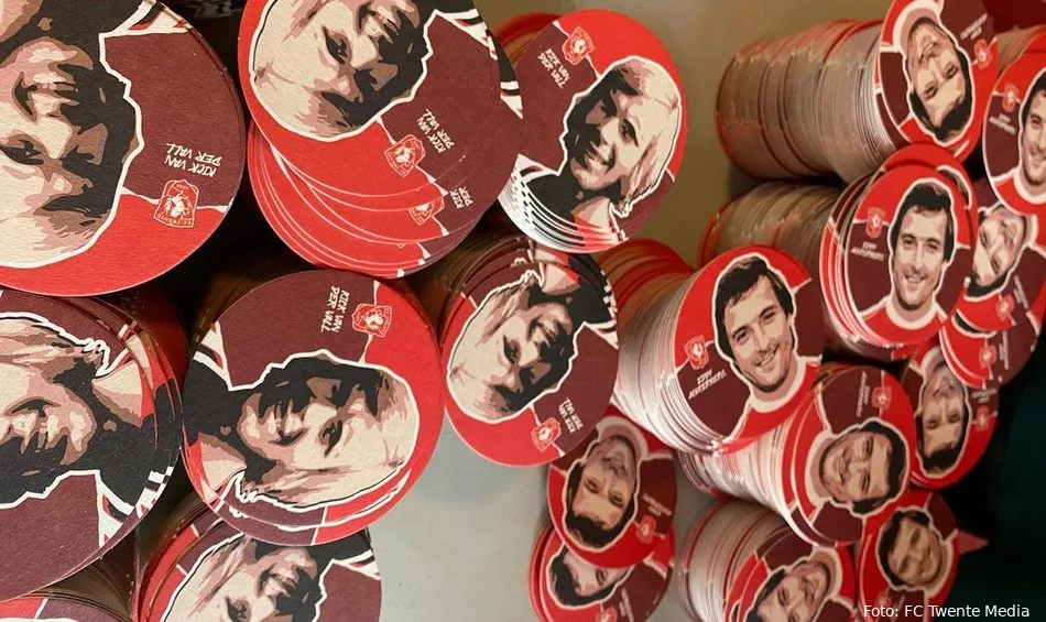 Clubiconen signeren deel van de bierviltjes in de #IKMISOE Matchdaypakketten