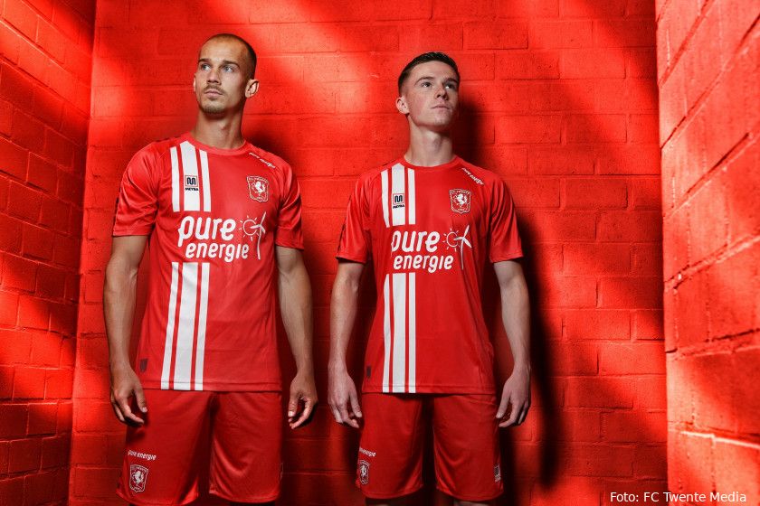 FC Twente presenteert thuistenue seizoen 2022-2023