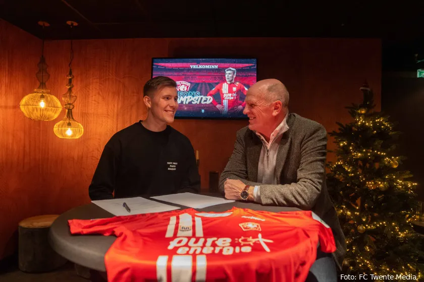 In beeld: Lachende Sampsted wordt begroet door spelersgroep bij eerste training