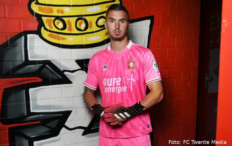 WAUW! FC Twente presenteert knalroze en knalblauw uittenue
