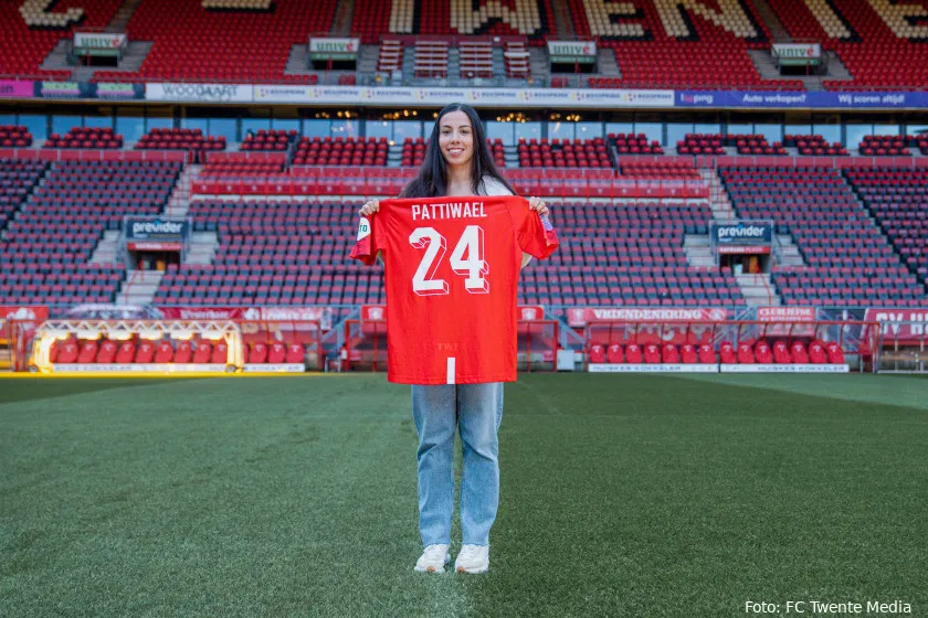 Oud PSV-aanvaller Pattiwael tekent contract bij FC Twente (V)