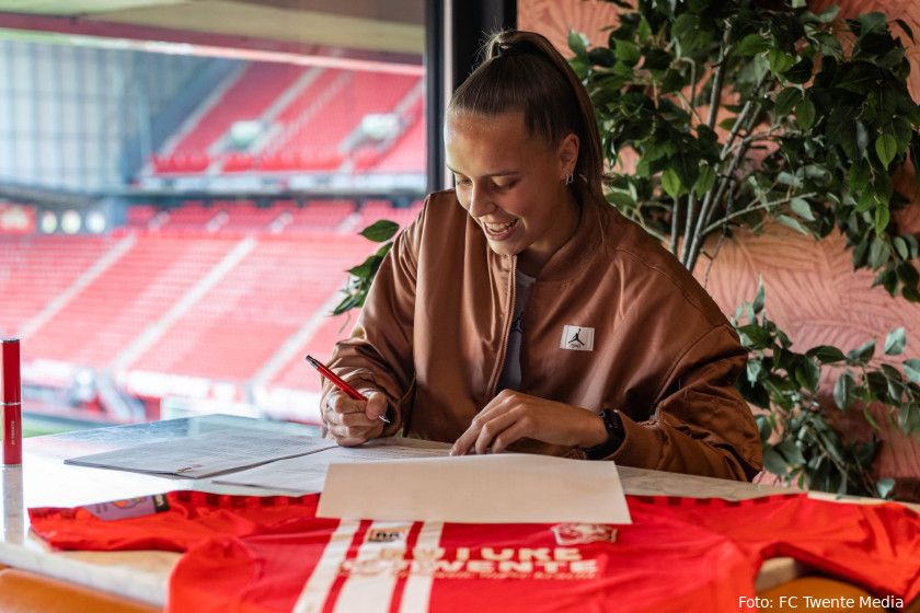 Done deal: Kroezen zet handtekening onder nieuw contract bij FC Twente (v)
