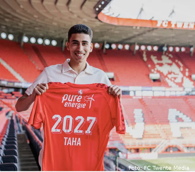 In beeld: Komst Afrika Cup-winnaar Taha wordt dansend gevierd door de selectie