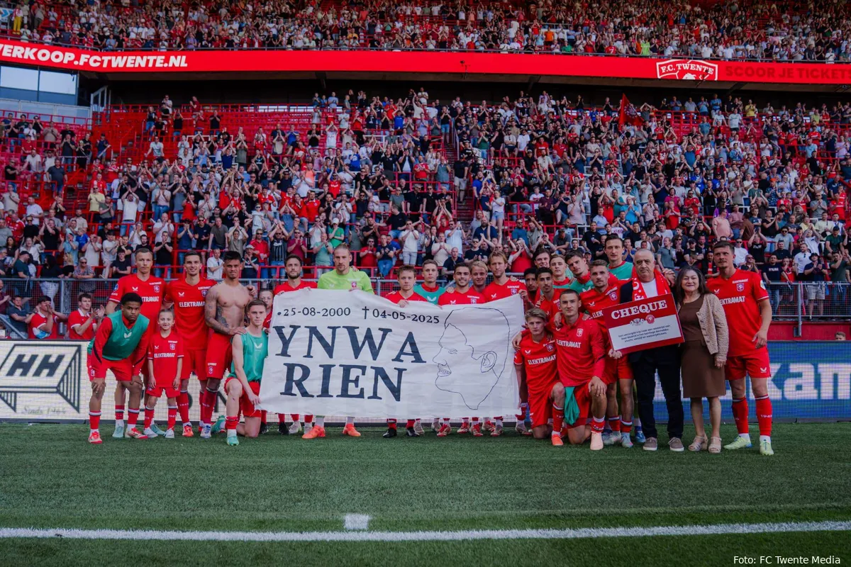 spandoek voor rien fc twente spelers supporters fc utrecht 2024 2025