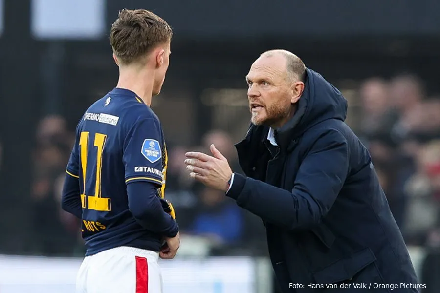 daan rots joseph oosting praten aan zijlijn ingezoomd feyenoord fc twente 2023 2024
