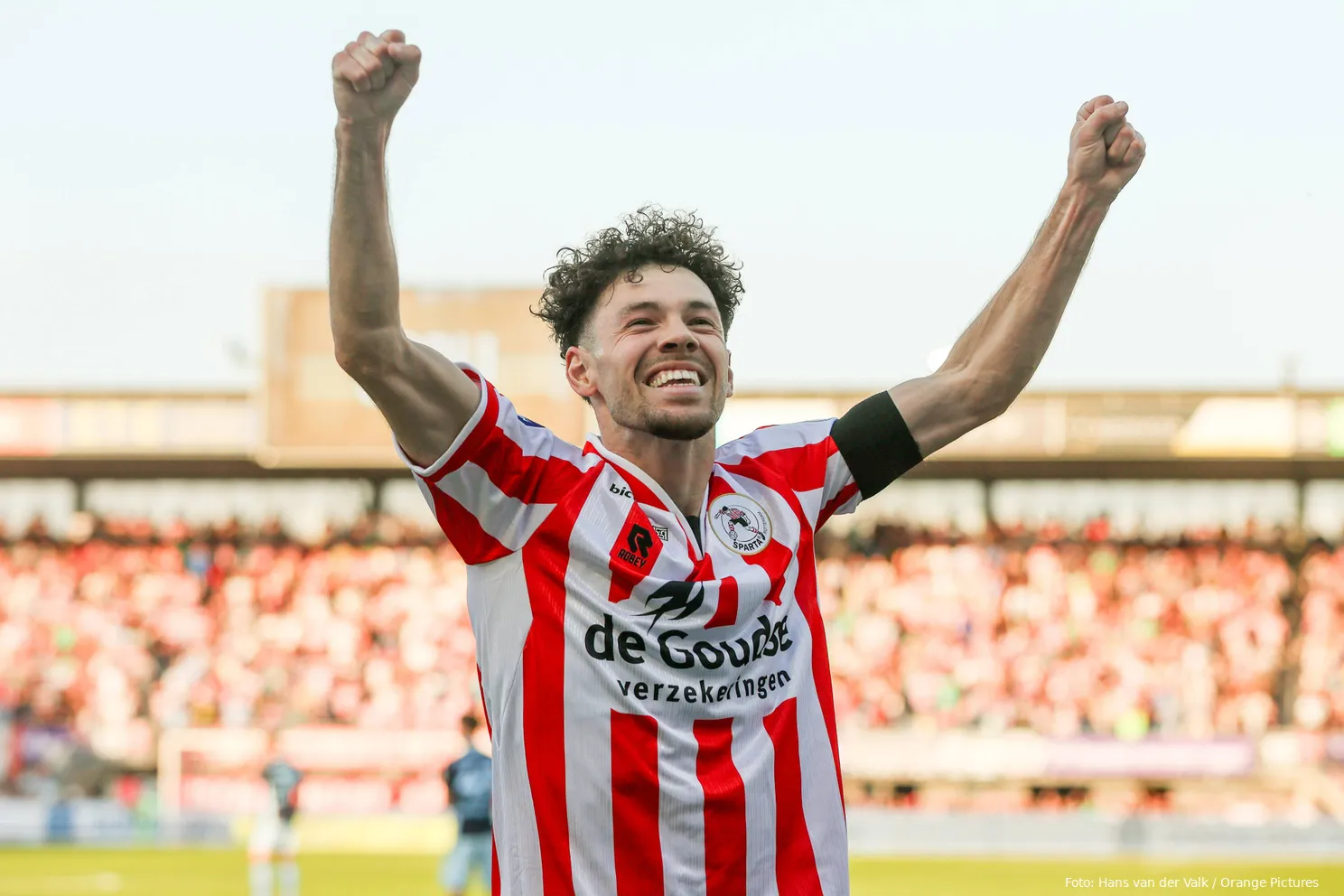 mitchell van bergen juichen handen in de lucht sparta rotterdam sc heerenveen 2024 2025