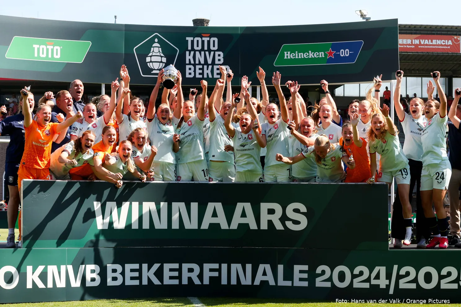 fc twente vrouwen viert overwinning knvb beker finale 2024 2025