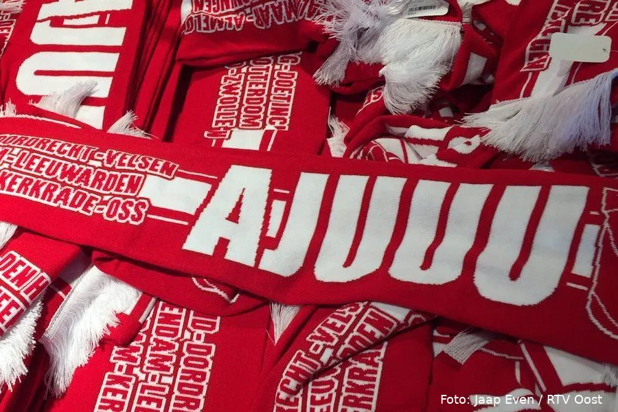 FOTO: OEPS! Maker kampioenssjaal heeft een typfoutje gemaakt