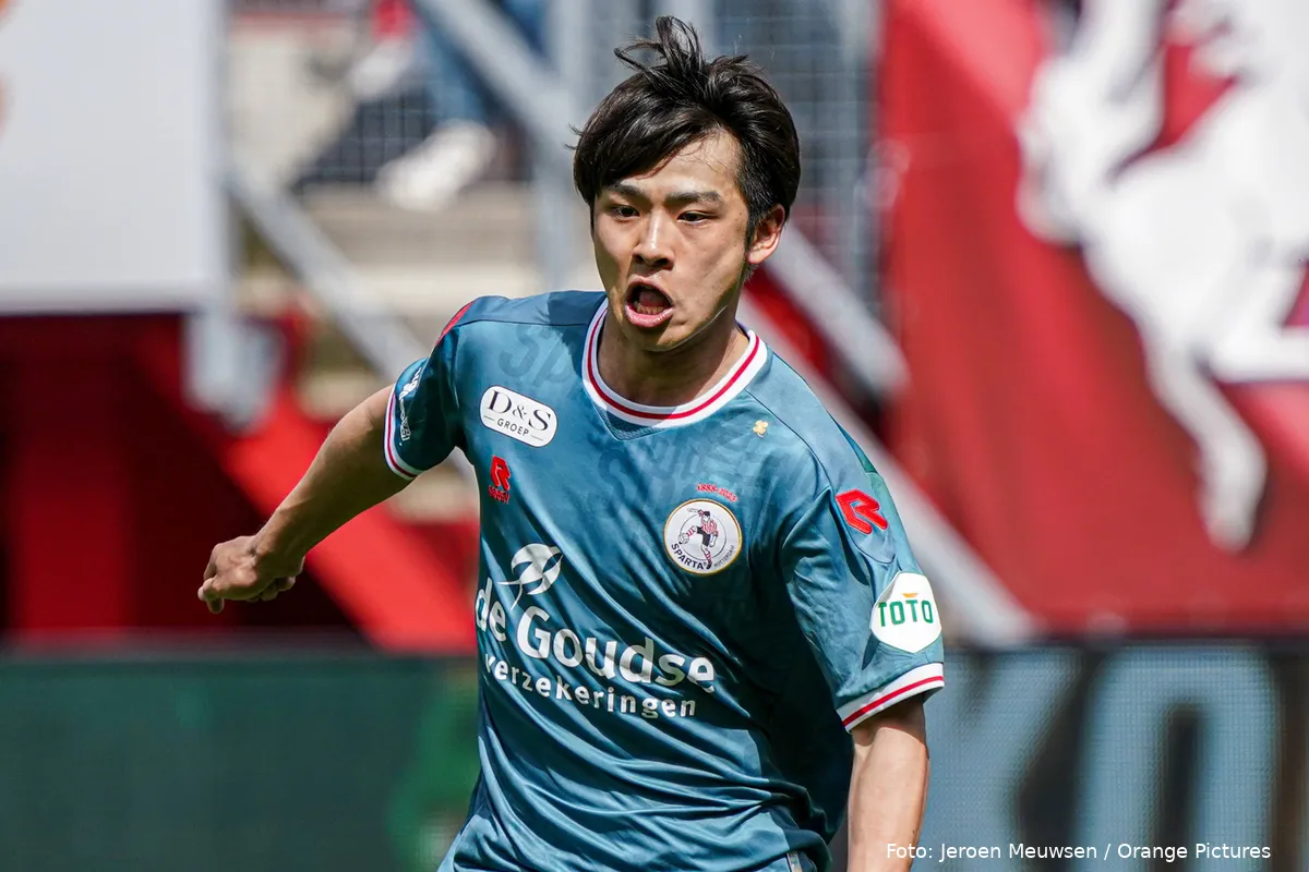 koki-saito-ingezoomd-aan-de-bal-michal-sadilek-fc-twente-sparta-rotterdam-2023-2024