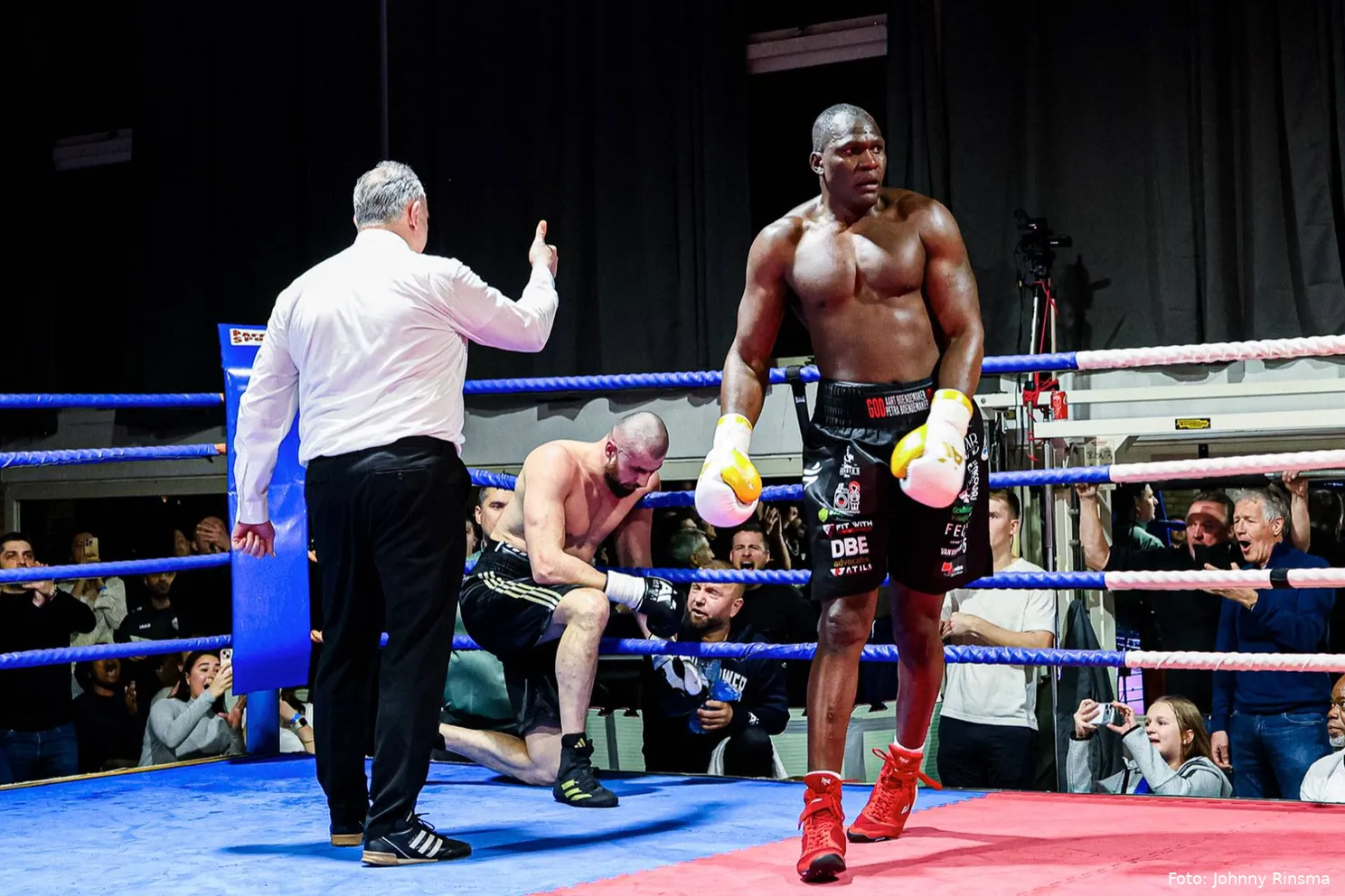 WBF-kampioen Willy Kyakonye blijft ongeslagen na overwinning op Semir Dautovic in Rijswijk