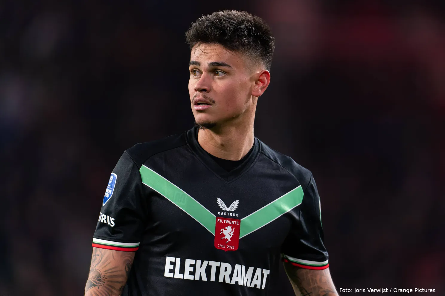mees hilgers kijkt op in jubileumshirt tenue psv fc twente 2024 2025
