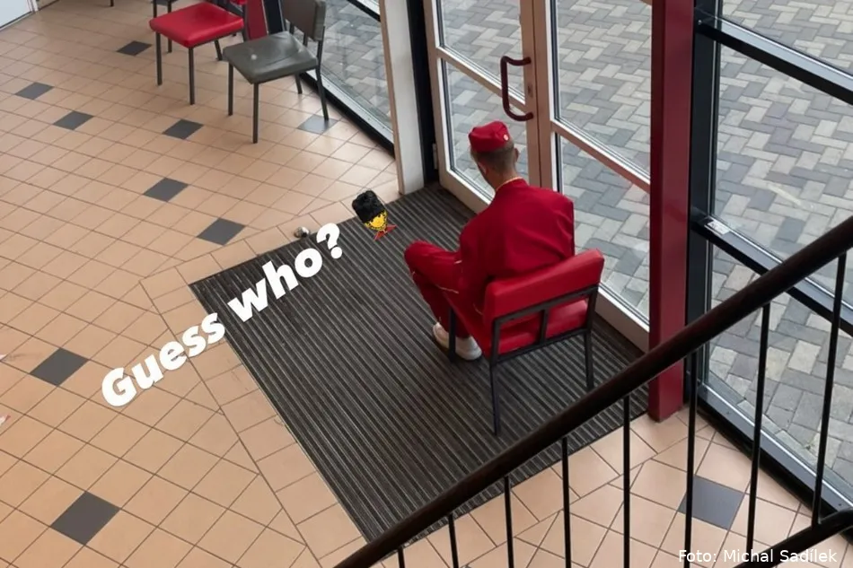 Vlap slachtoffer Rad van Ricky en verschijnt in Abeltje kostuum