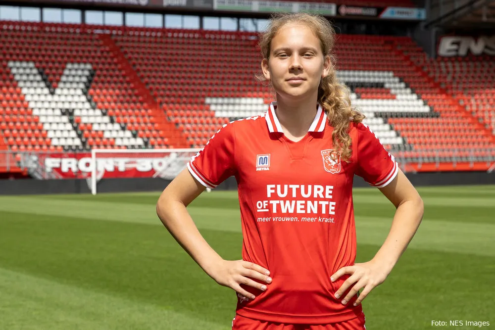 UEFA plaatst FC Twente-aanvaller Teulings in top 10 Europese talenten
