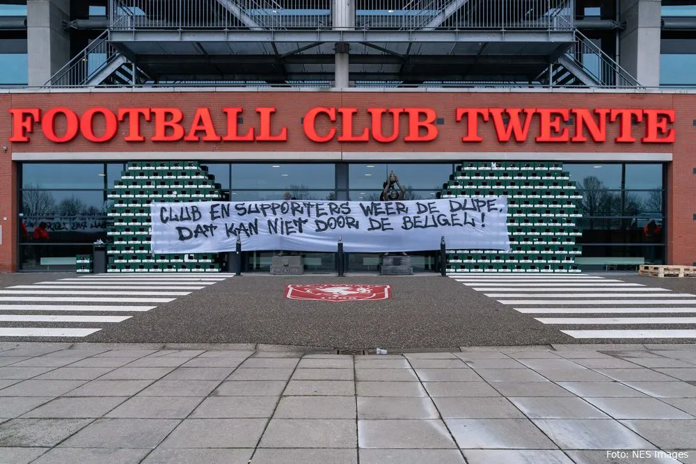 Vak P uit onvrede en blokkeert hoofdingang van de Grolsch Veste met bierkratten