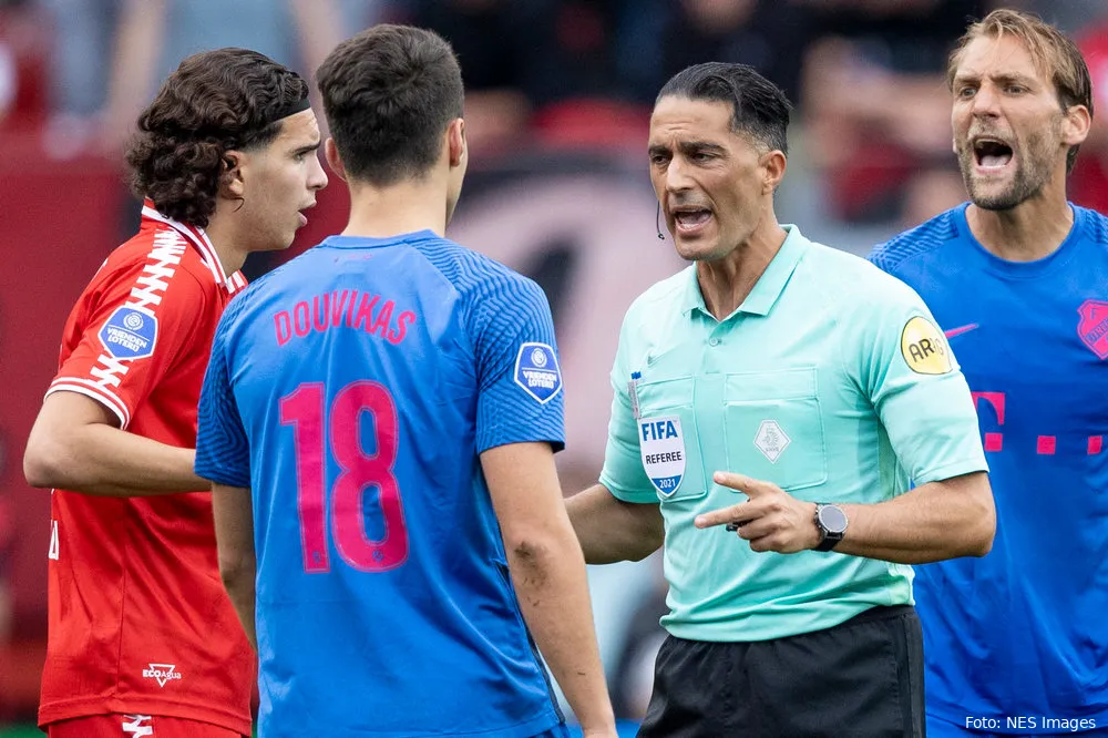 Scheidsrechters stoppen met geven van interviews: "Het is altijd negatief"