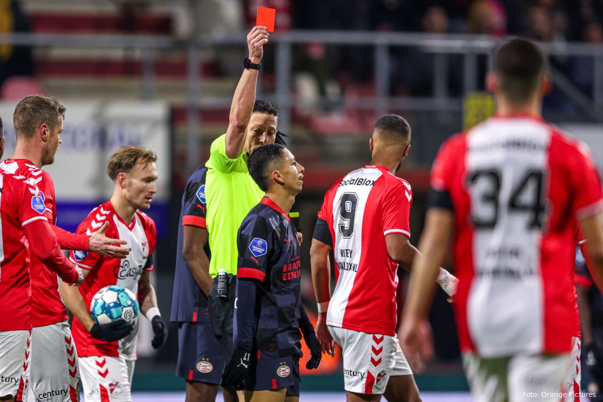 Donkerrood PSV verliest bij FC Emmen, derde plek lonkt voor FC Twente