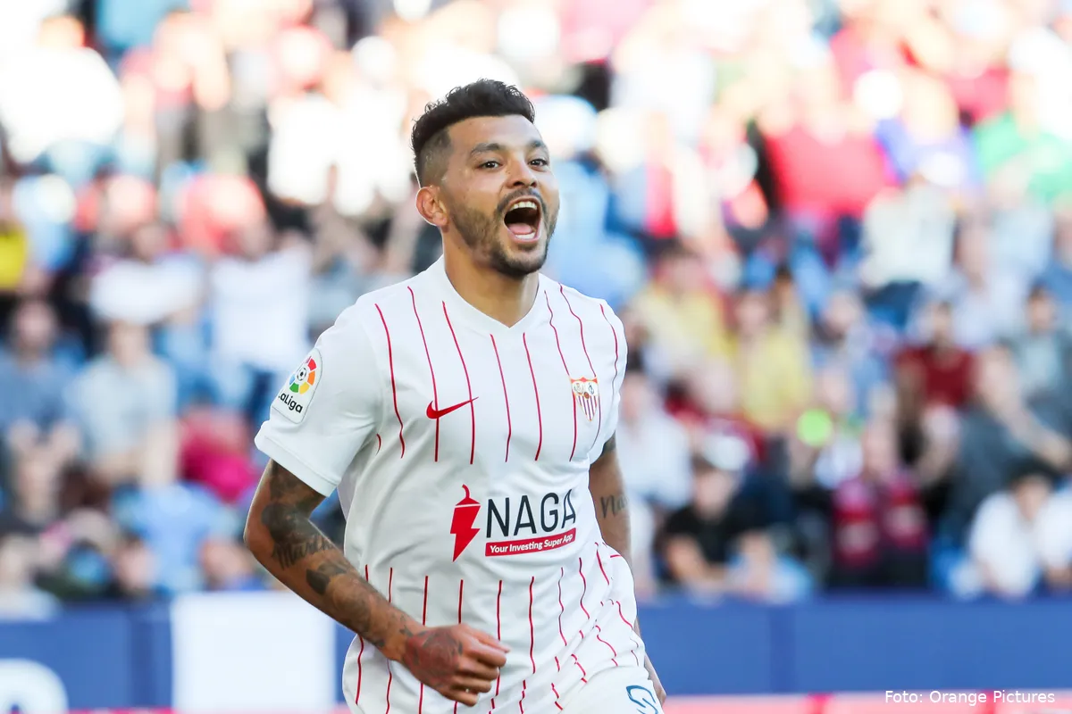 VIDEO: Jesús Corona keert na half jaar weer terug en krijgt warm onthaal