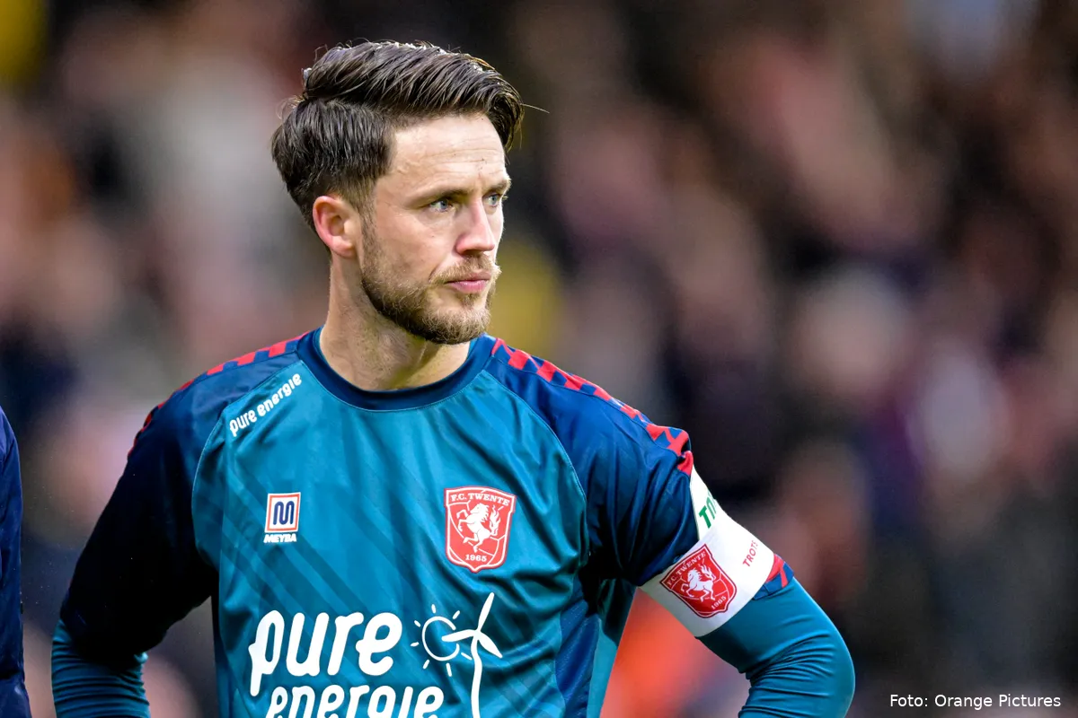 Opstelling: Van Wolfswinkel en Brenet op de bank, Salah-Eddine op linksbuiten