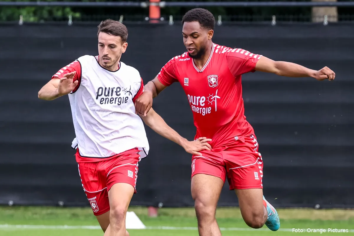 Schitterende (drone)beelden van drukbezochte training FC Twente