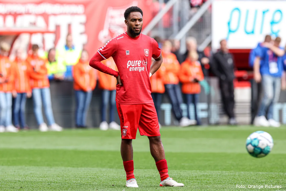 denilho cleonise warming up fc twente fc groningen 2022 2023