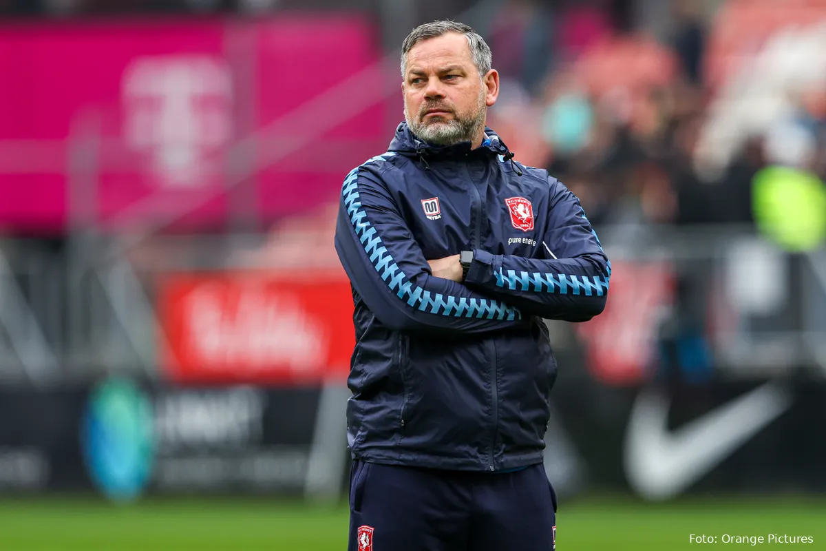 sander boschker kijkt op veld fc utrecht fc twente 2022 2023